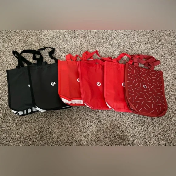 lululemon holiday bag 2023 Special Edition Small Reusable Tote Carryall Gym Take your beauty routine on the road Lululemon Limited-Edition Holiday Glitter Collection